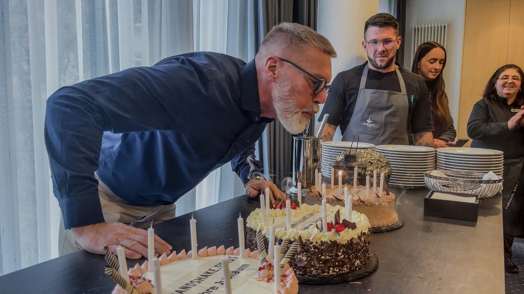 Handshake 8 Jahre 2024 60