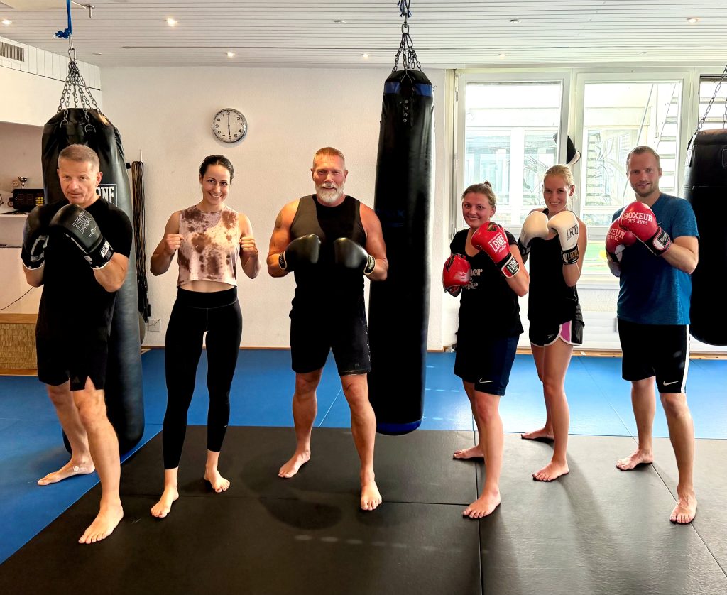 Mitglieder des HANDSHAKE Business-Clubs beim Kickbox-Training mit ALL IN Sport